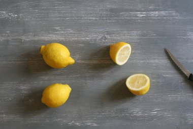 İki limon ve ikiye bölünmüş bir dilim.