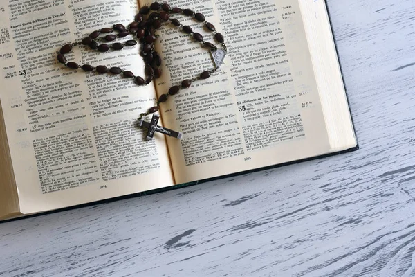 Holzrosenkranz Über Einer Bibel Einer Spanischen Ausgabe — Stockfoto