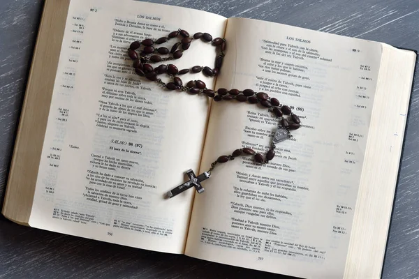 Eine Spanische Bibel Und Ein Rosenkranz Zum Beten — Stockfoto