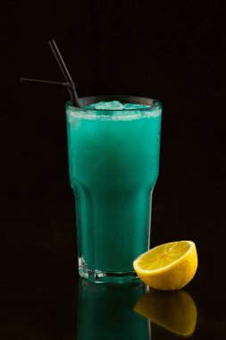 Kokteyller siyah arka planda