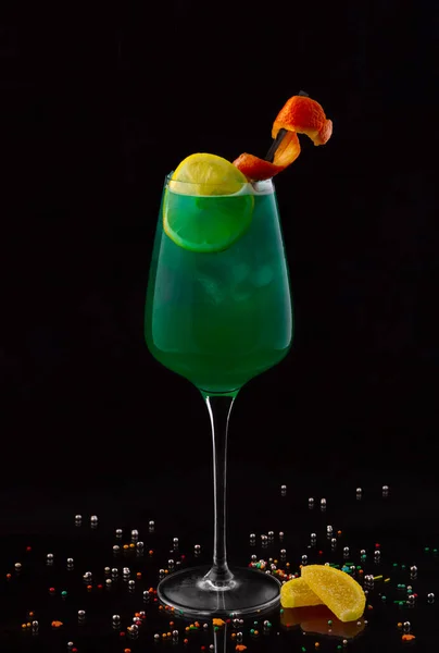 Cocktails Drankjes Zwarte Achtergrond — Stockfoto
