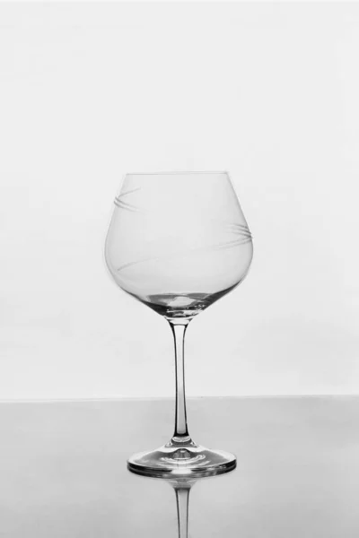 Copo Vinho Vazio Claro Isolado Fundo Branco — Fotografia de Stock