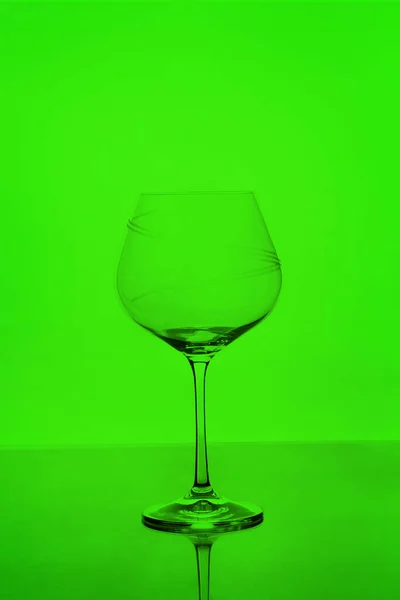 Vidrio Vino Vacío Claro Aislado Sobre Fondo Verde — Foto de Stock