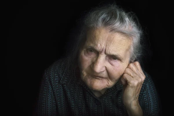 Portret van een trieste oudere vrouw. Dromen van het verleden. — Stockfoto
