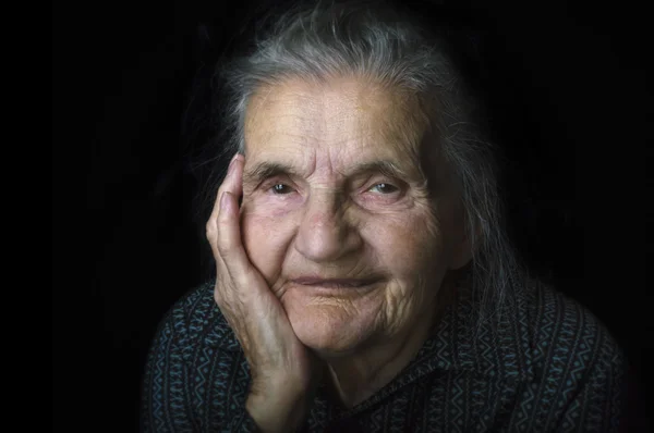 Retrato de uma mulher idosa nostálgica. Evocar o passado . — Fotografia de Stock