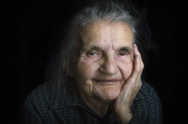 Retrato de una triste anciana. Soñando el pasado . —  Fotos de Stock