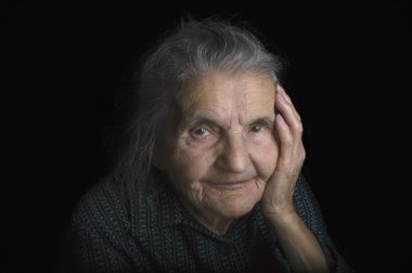 Üzücü bir yaşlı kadın portresi. Geçmişte rüya.