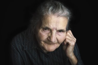 Üzücü bir yaşlı kadın portresi. Geçmişte rüya.