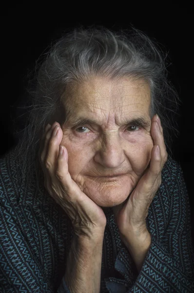 Ritratto di una triste donna anziana. Sognando il passato . — Foto Stock