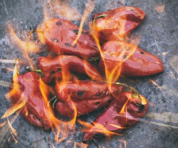Gegrilde rode paprika op de barbecue, dubbele blootstelling. — Stockfoto