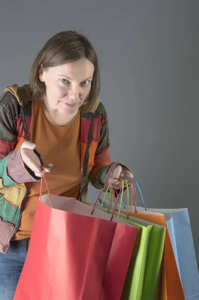 Frau hält Einkaufstasche in der Hand — Stockfoto