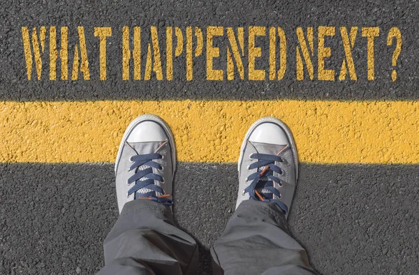 ¿Qué pasó después?, impresión con zapatillas de deporte en el camino de asfalto . —  Fotos de Stock
