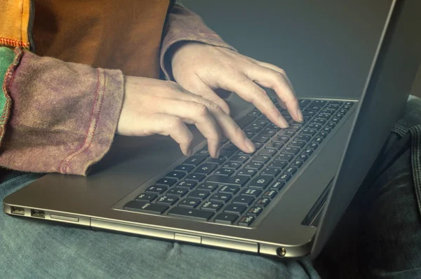 Hand typing on a laptop. — Stock Photo, Image