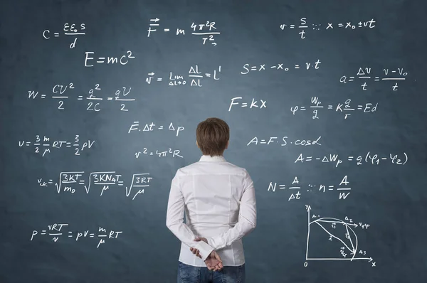 Persona de negocios de pie delante de la fórmula matemática . —  Fotos de Stock