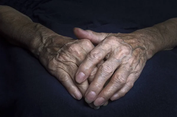 Ręce starej kobiety z pomarszczona i zmarszczki. — Zdjęcie stockowe