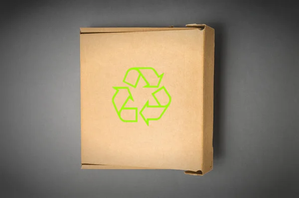 Χάρτινο κουτί με το σύμβολο ανακύκλωσης που απομονώνονται σε ένα γκρίζο φόντο. — Φωτογραφία Αρχείου