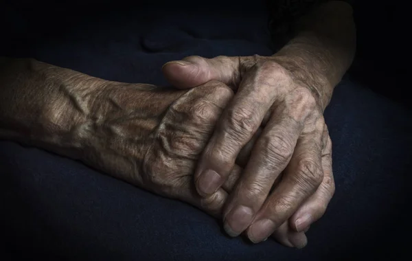 Oude vrouw hand — Stockfoto