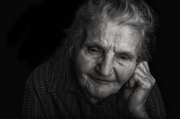 Portret van een triest oudere vrouw. — Stockfoto