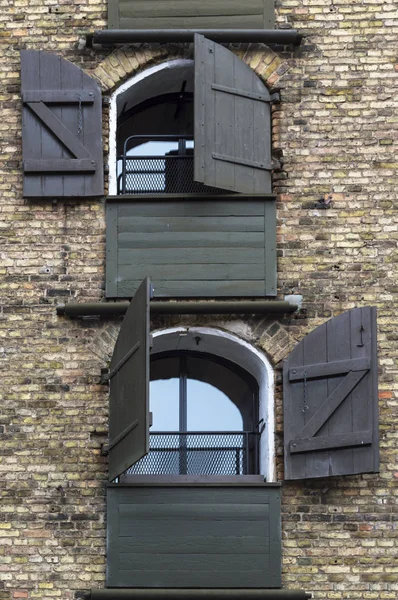 Старые окна с открытыми ставнями . — стоковое фото