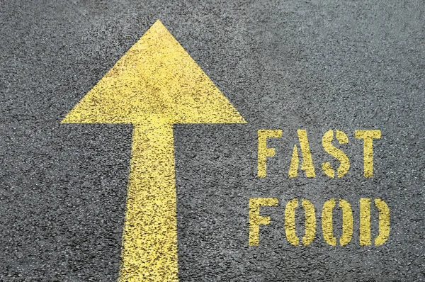 FAST FOOD palavra na estrada de asfalto . — Fotografia de Stock