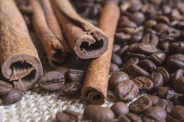 Primer plano de palitos de canela frágiles con granos de café —  Fotos de Stock