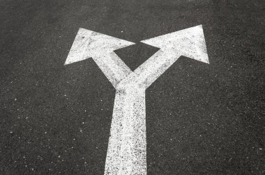 Sol ve sağ yol işaret yolda.