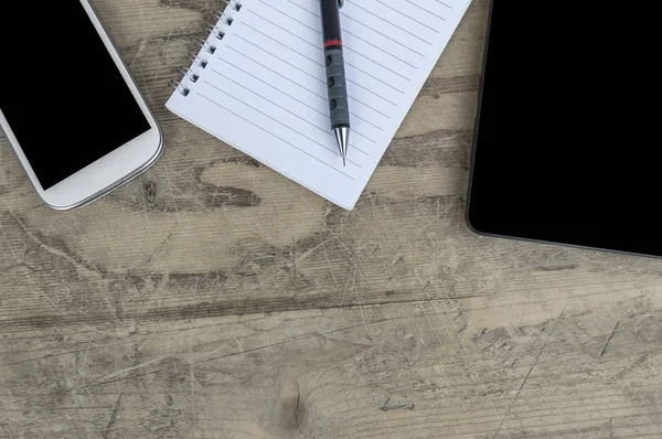 Цифровий планшет зі смартфоном, ручкою та ноутбуком на старому наконечнику — стокове фото