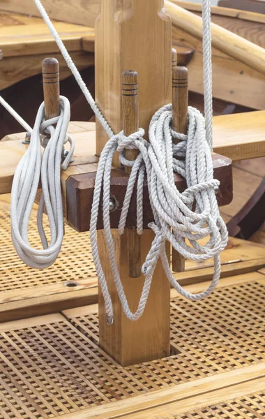 Old wooden sailboat ropes detail. — Stock Photo, Image
