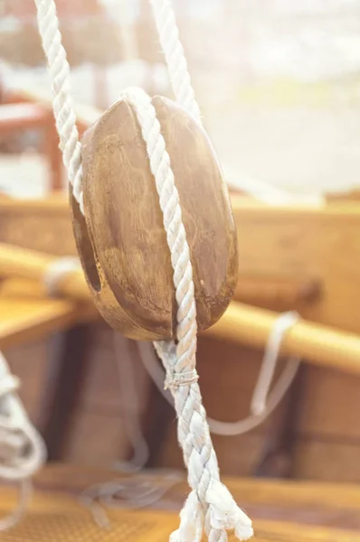 Poleas y cuerdas de velero de madera antiguas detalle . — Foto de Stock