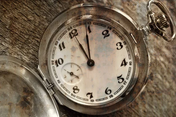 Vintage Taschenuhr auf verwittertem Holz Hintergrund. — Stockfoto