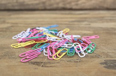 Ahşap masa üzerinde renkli ataç. 