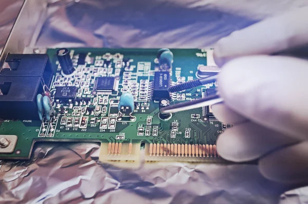 Tecnico elettronico che ripara l'hardware del computer nel laboratorio — Foto Stock