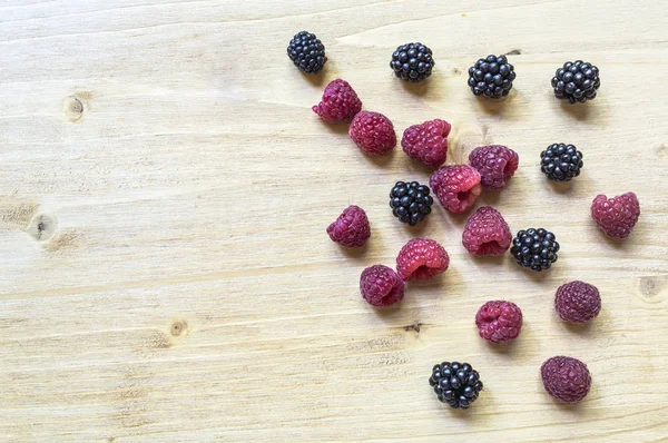 Healthy organic ripe raspberries and blackberries fruit. — Stock Photo, Image