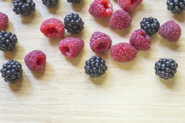 Healthy organic ripe raspberries and blackberries fruit. — Stock Photo, Image