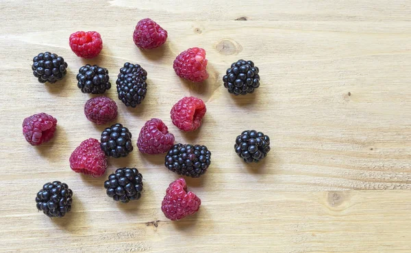 Healthy organic ripe raspberries and blackberries fruit. — Stock Photo, Image
