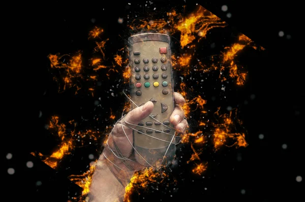 Mão com controle remoto tv amarrado com fio, retratando a ideia de o — Fotografia de Stock