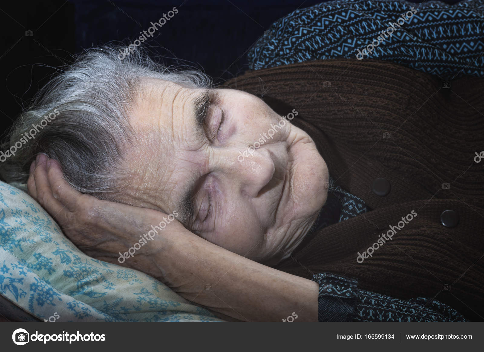 Спящую бабульку. Спящую бабульку. Спящий старик. Спящую бабульку. Сон пожилых.