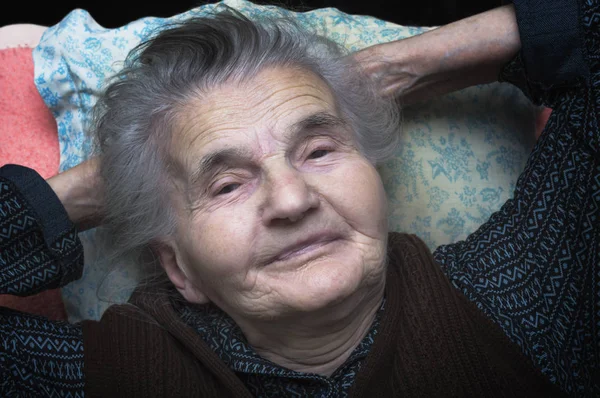 Vermoeide ouderen. vrouw rusten op het bed — Stockfoto