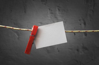 Kağıt Not eklemek için ip giyim iğne ile.