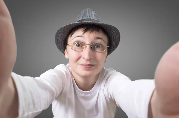 Woman taking a selfie — Stock Photo, Image