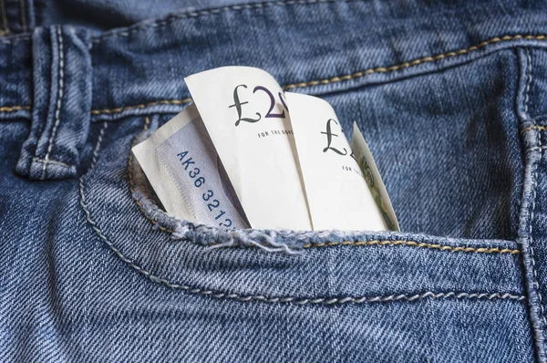 Notas de libras britânicas no bolso azul denim . — Fotografia de Stock