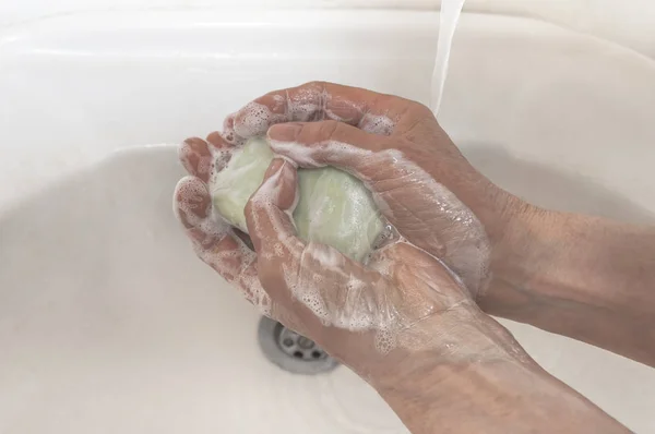 Tvätta händerna med tvål under rinnande vatten. Handtvättning. — Stockfoto