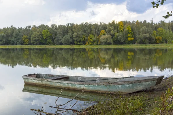 Vieux bateau en bois inondé sur la plage au bord du lac — Photo