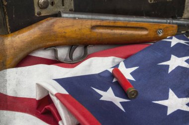Kurşun tüfek ile ABD bayrağı.