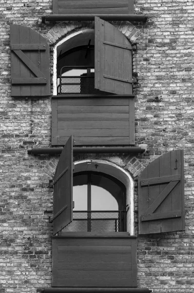 Старые окна . — стоковое фото