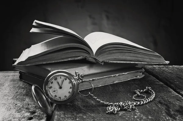 Stilleven met oude zakhorloge en boeken. Stockfoto