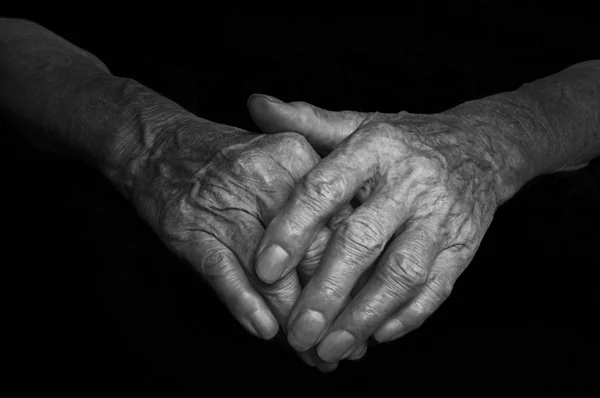 Руки старої жінки зі зморшками і зморшками . Стокова Картинка