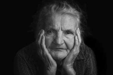 Üzücü bir yaşlı kadın portresi. Geçmişte rüya.