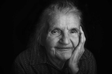 Üzücü bir yaşlı kadın portresi. Geçmişte rüya.