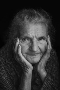 Üzücü bir yaşlı kadın portresi. Geçmişte rüya.